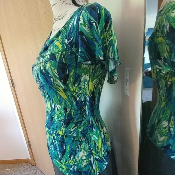 Floral blouse with gathered sides💜 - Picture 3 of 4